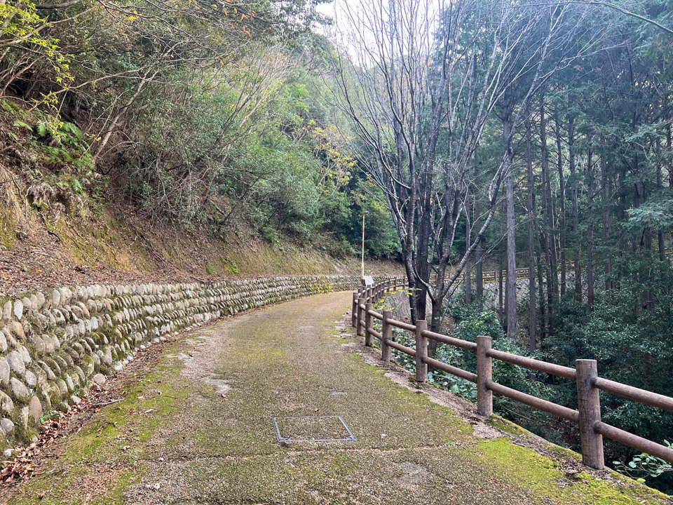 高塚山展望台への上り坂